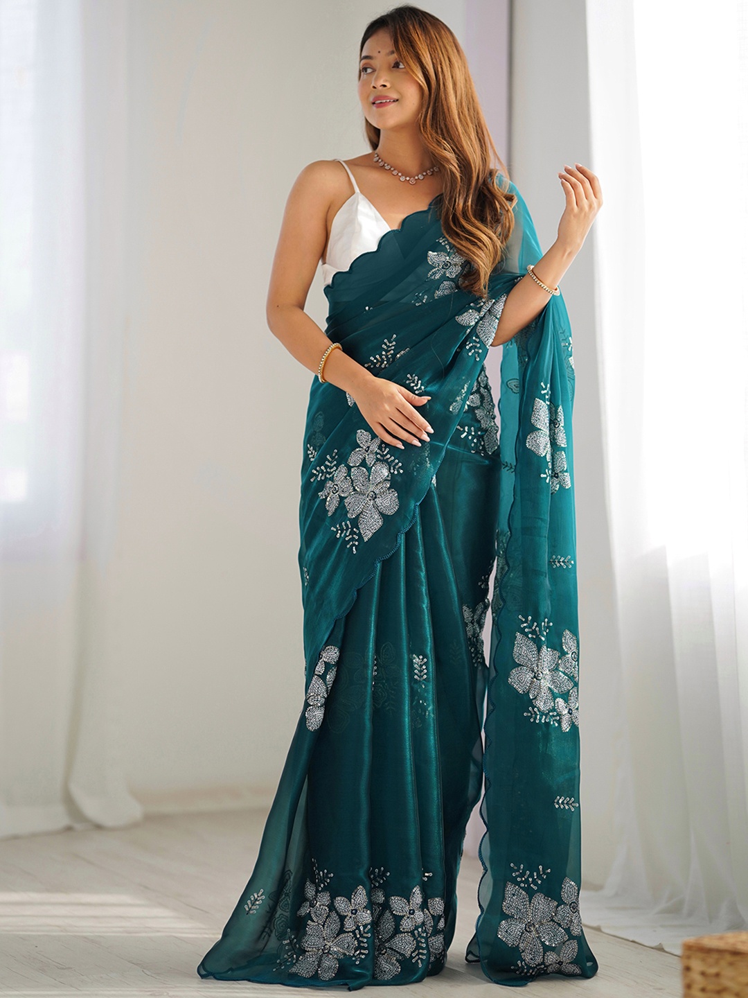 

Satrani Floral Embellished Sequinned Chiffon Saree, Green