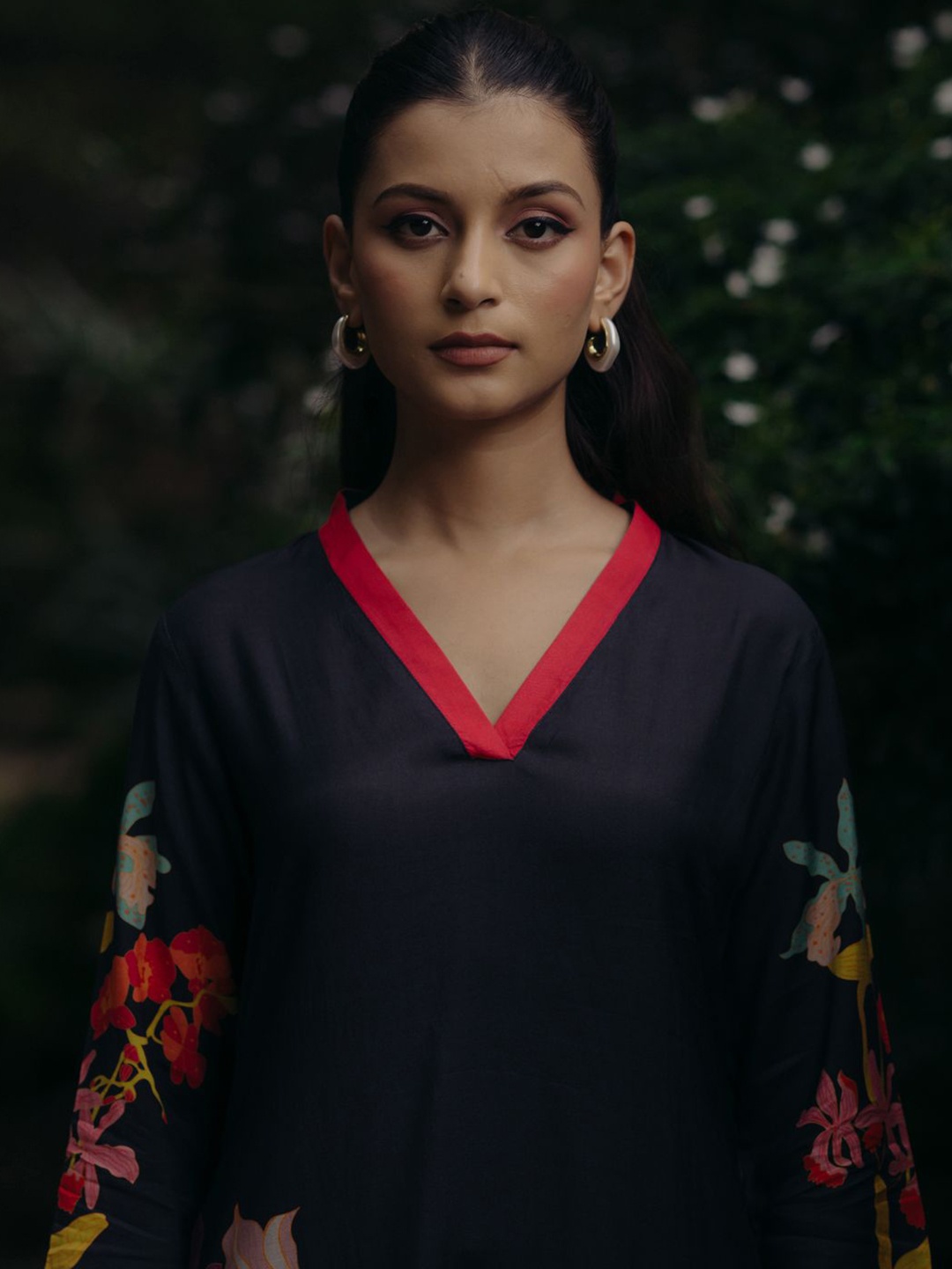 

anayna Floral Printed V- Neck Straight Kurta With Trousers, Navy blue