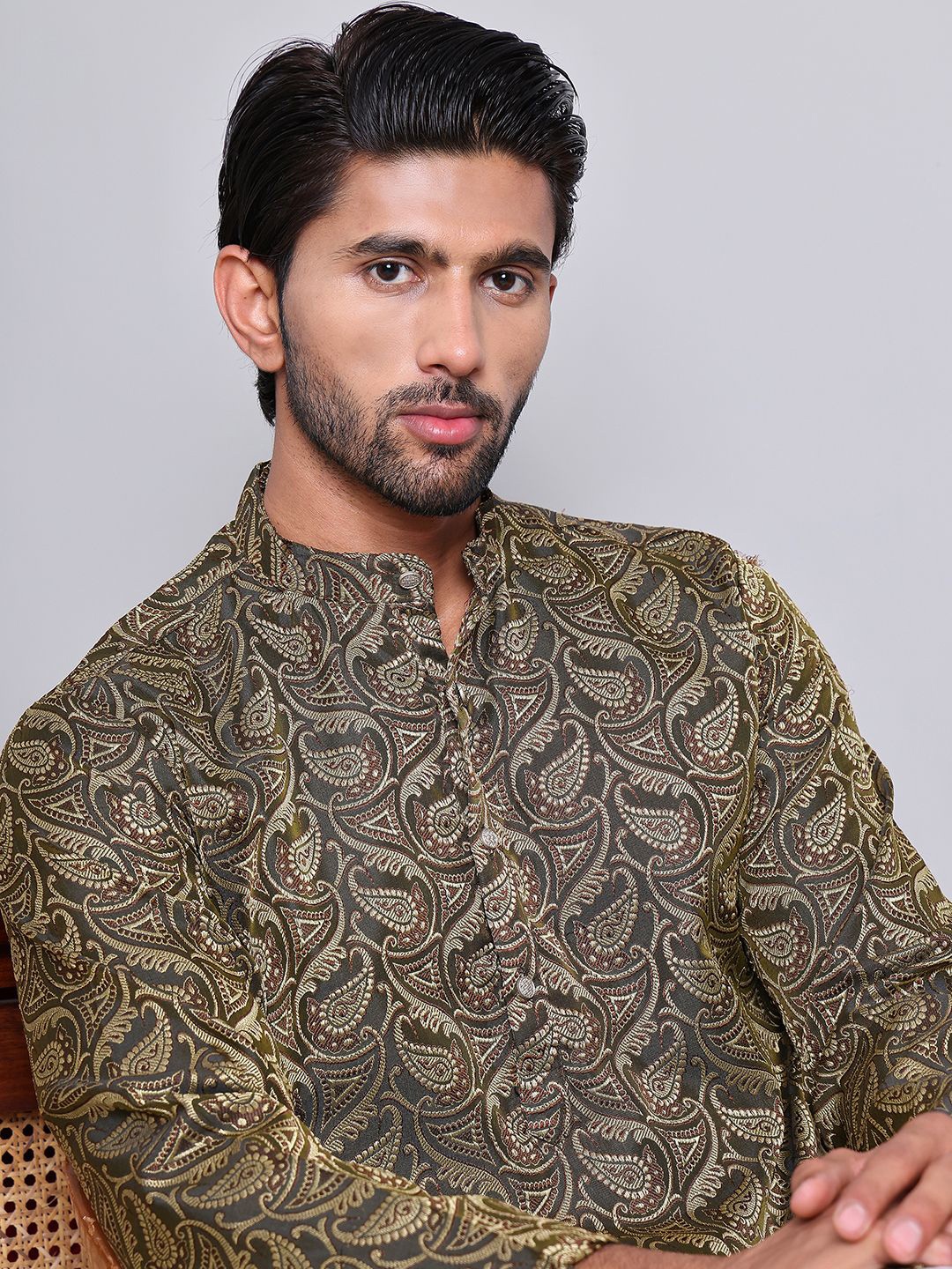 

Jompers Mandarin Collar Paisley Woven Design Jacquard Straight Kurta, Green