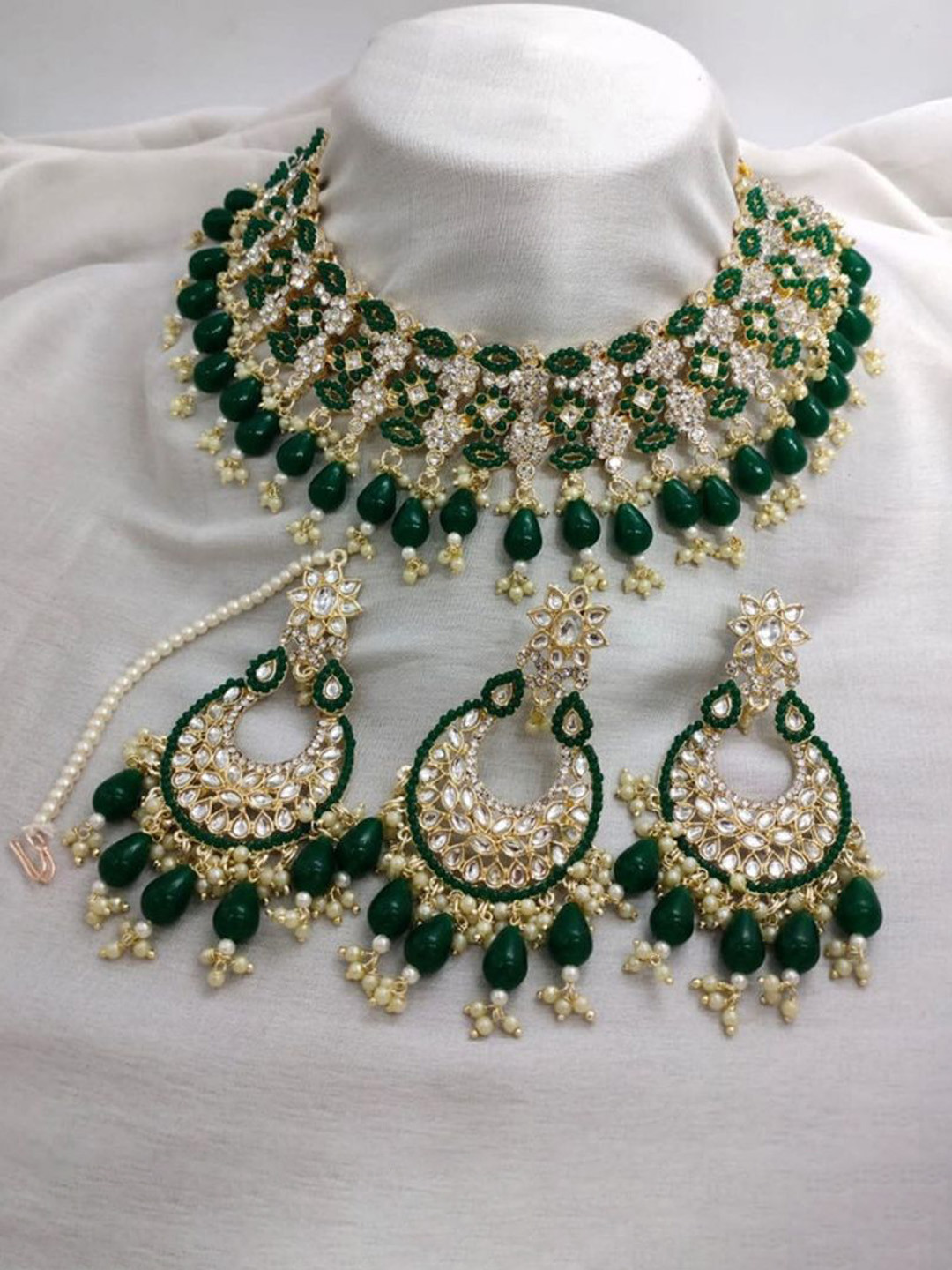 

Gyaan Jewels Gold-Plated Stone-Studded & Beaded Necklace and Earrings With Maang Tika