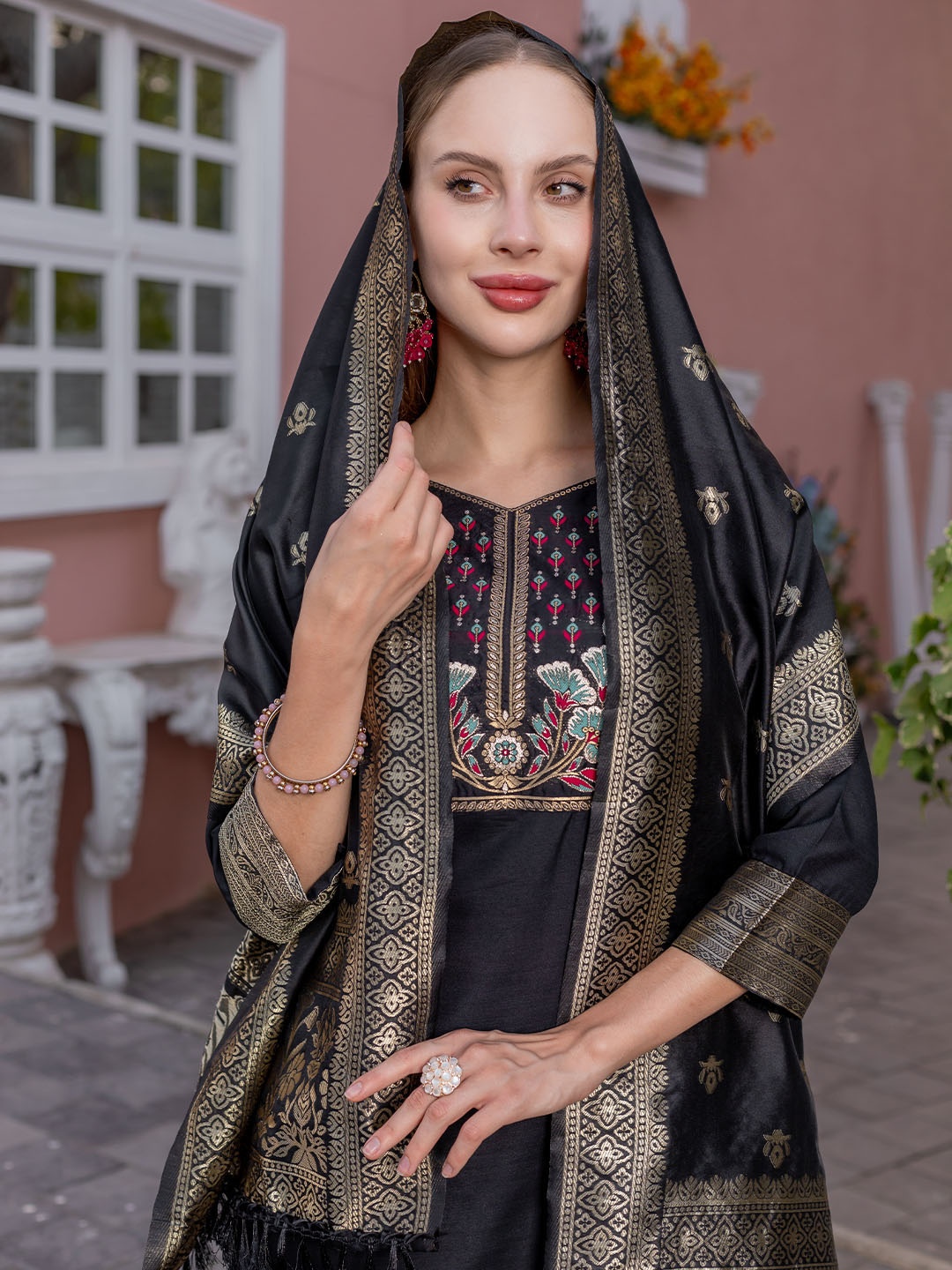 

BLACK SCISSOR Floral Printed Sweetheart Neck Straight Kurta With Trousers & Dupatta
