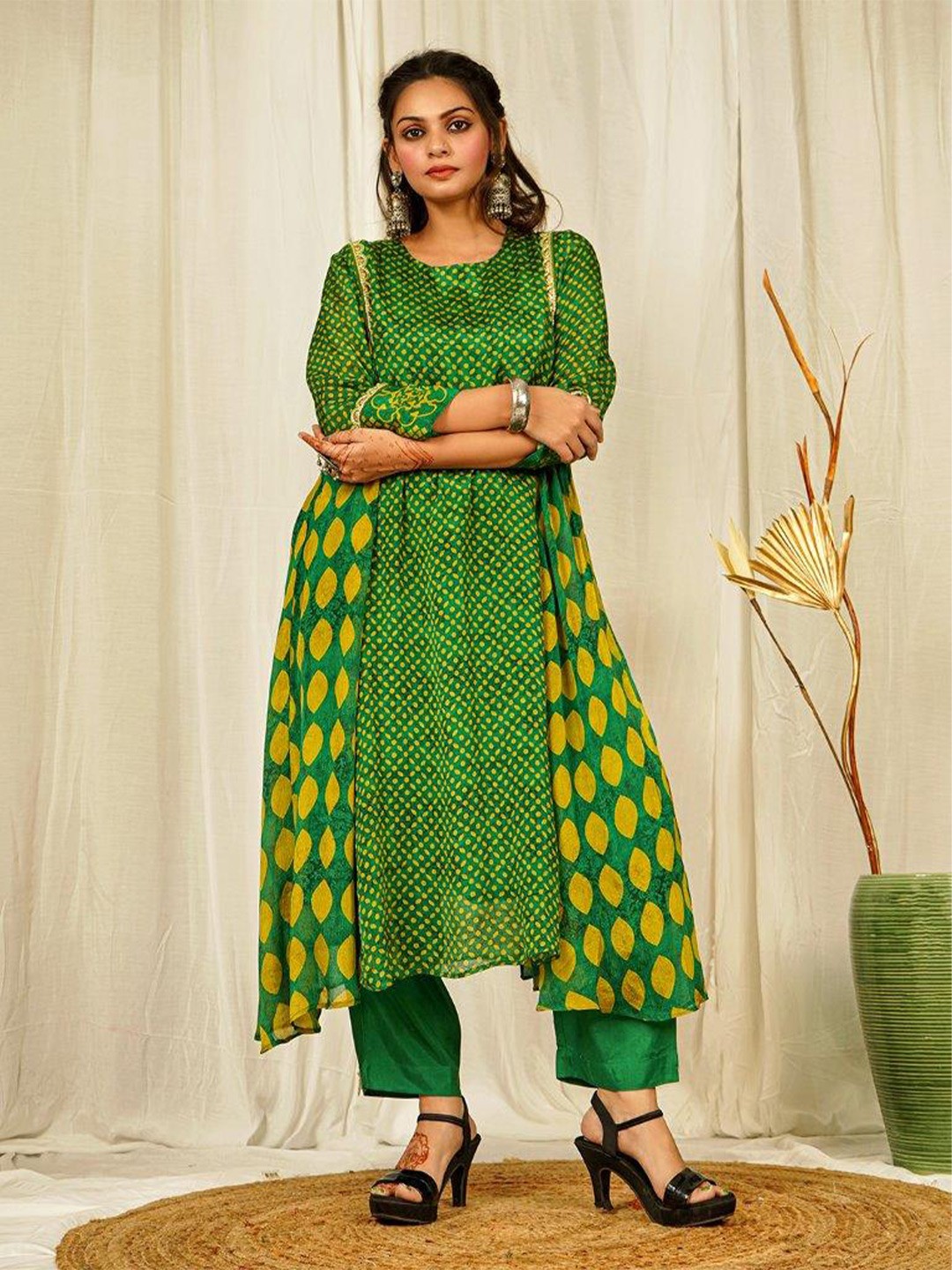 

EARTH O FAB Geometric Printed Round Neck Chinon A-Line Kurta With Trousers, Green