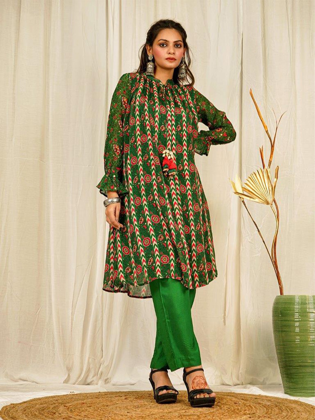 

EARTH O FAB Floral Printed Mandarin Collar Chinon A-Line Kurta With Trousers, Green