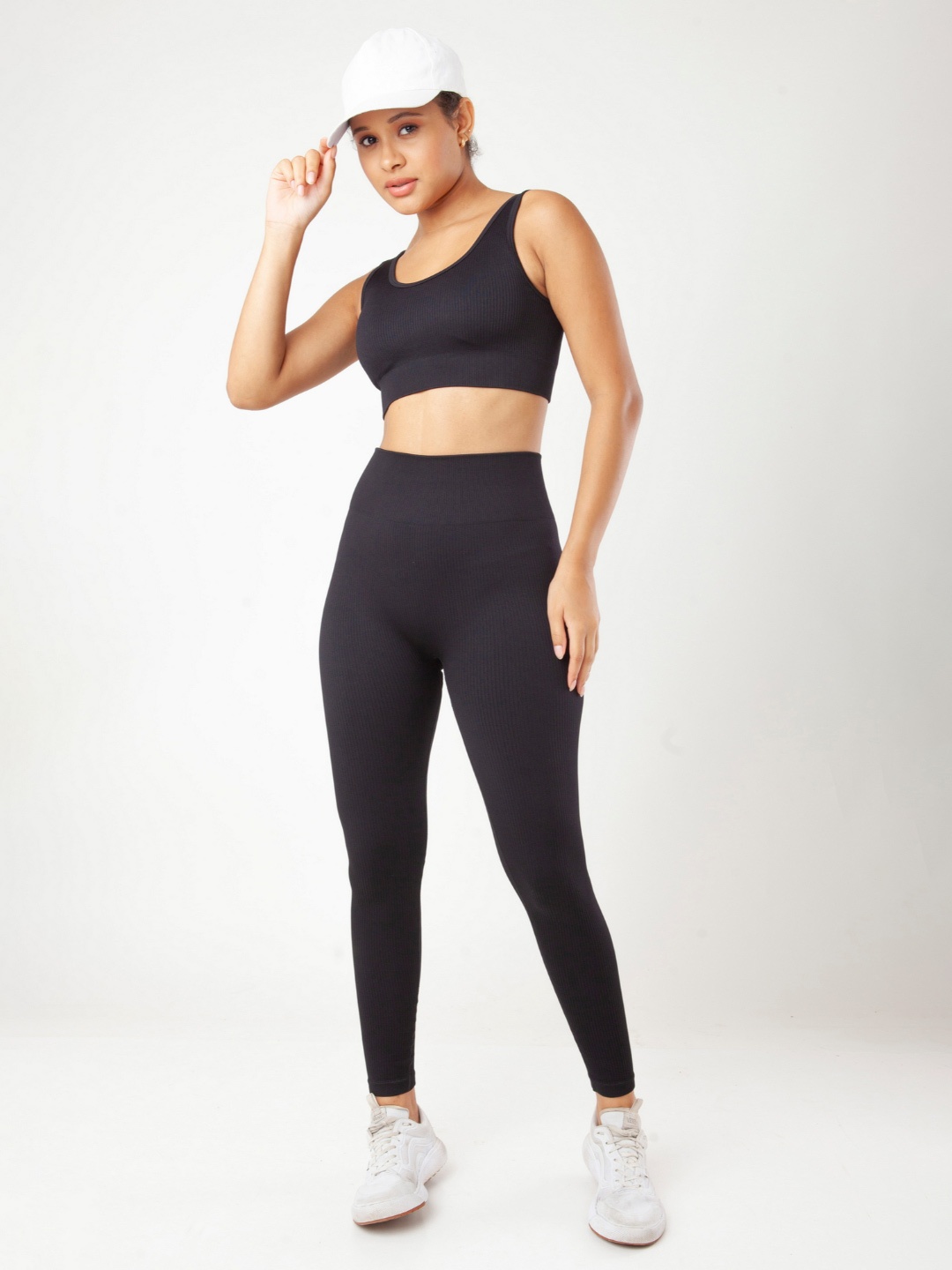 

THEFITTHEORY Full Coverage Removable Padding Workout Bra, Black