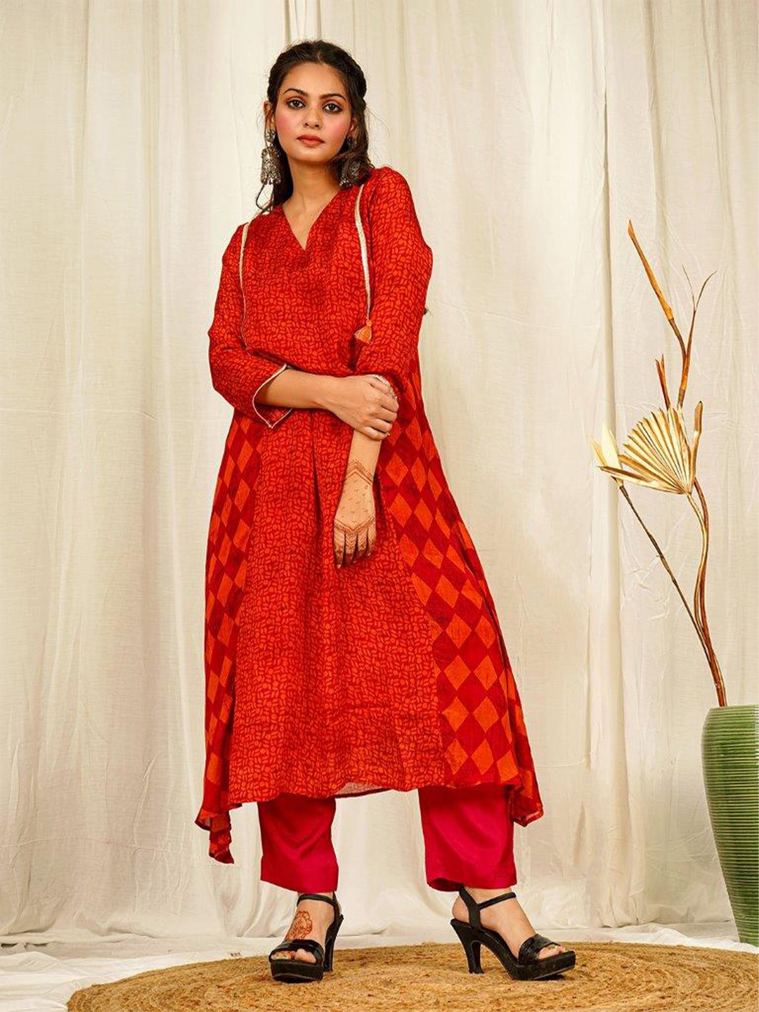 

EARTH O FAB Geometric Printed V- Neck Chinon A-Line Kurta With Trousers, Red