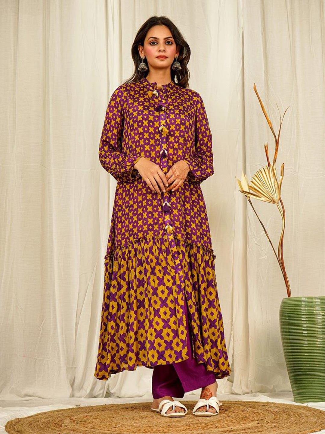

EARTH O FAB Geometric Printed Chinnon Tiered A-Line Kurta with Palazzos, Purple