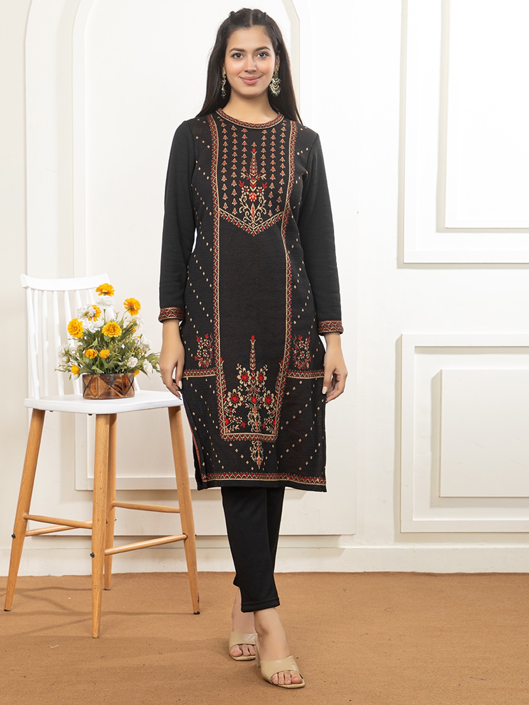 

Anouk Women Floral Embroidered Thread Work Jacquard Kurta, Black