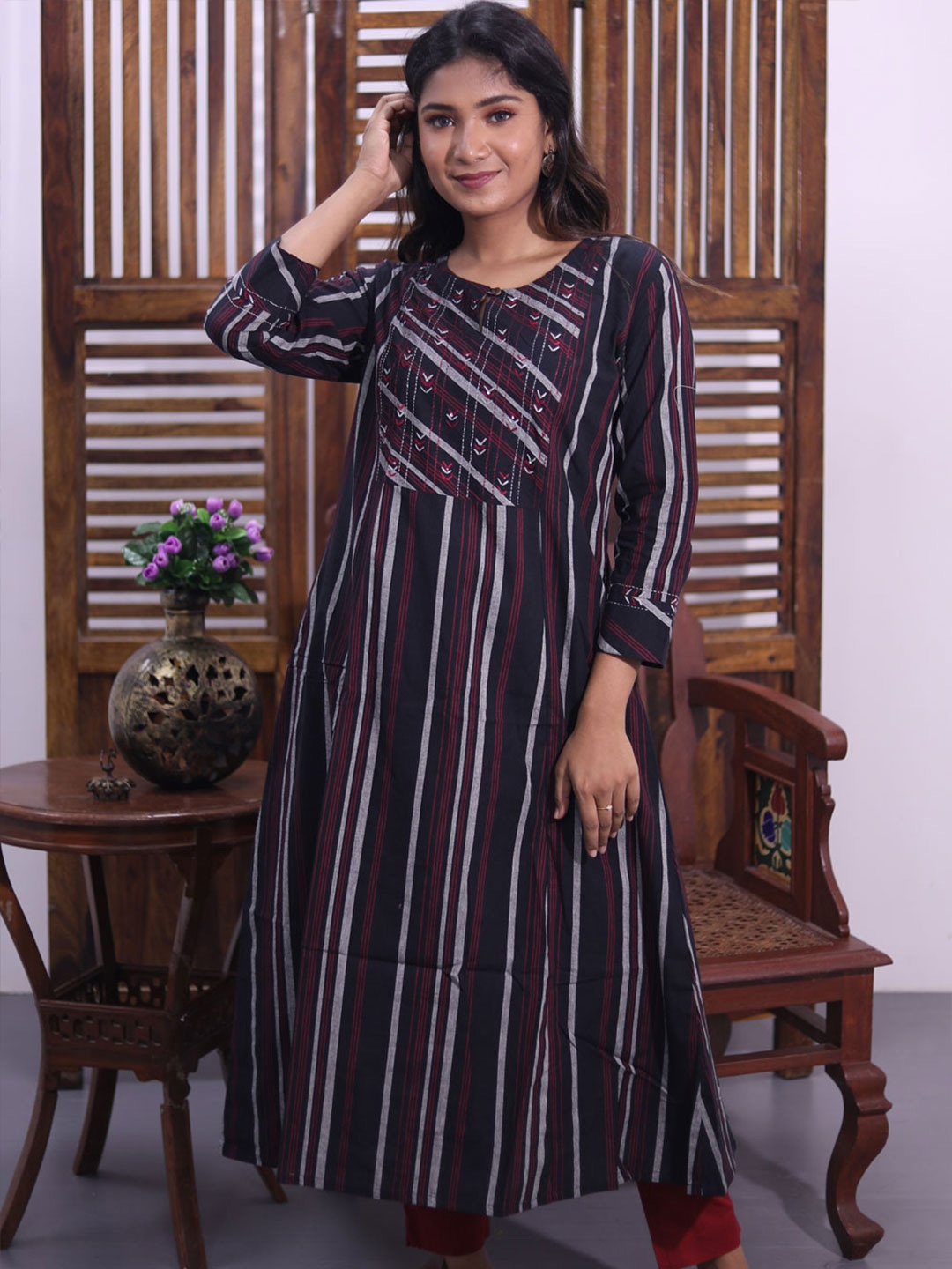

Avishya Women Striped Handloom Kurta, Black