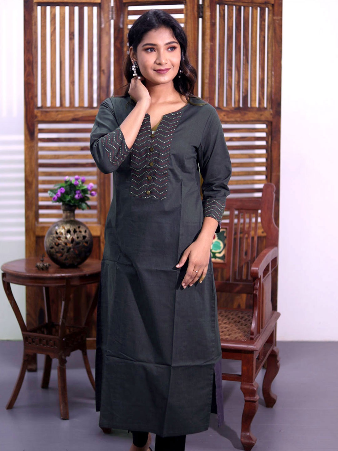 

Avishya Women Yoke Design Thread Work Handloom Kurta, Charcoal