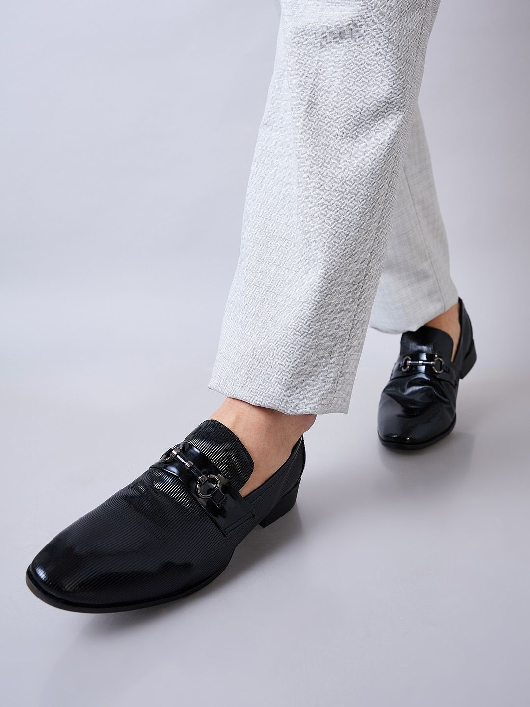 

Regal Men Textured Leather Textured Formal Loafers, Black