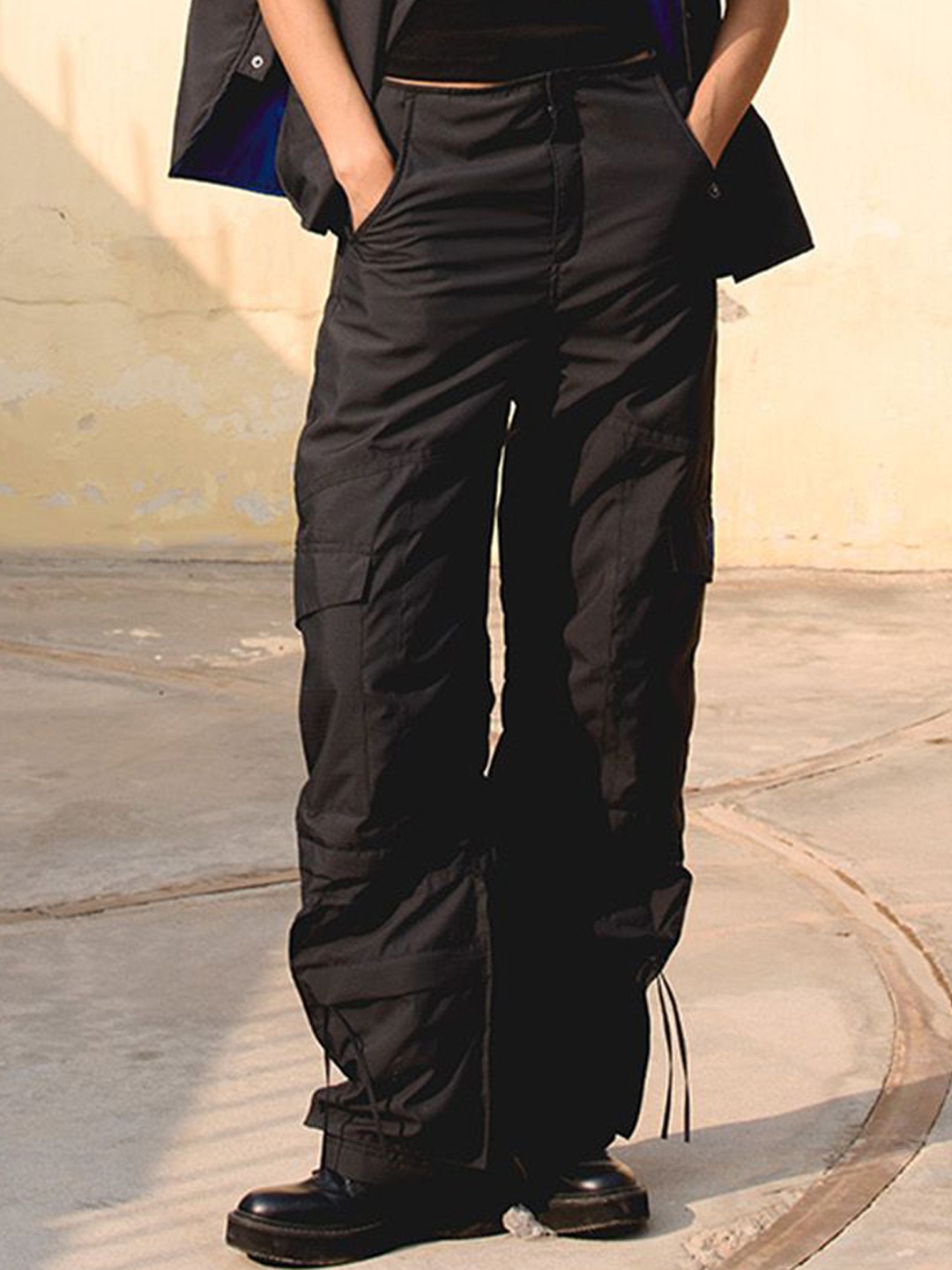 

the Misnomer Mid-Rise Relaxed-Fit Cargos Trouser, Black