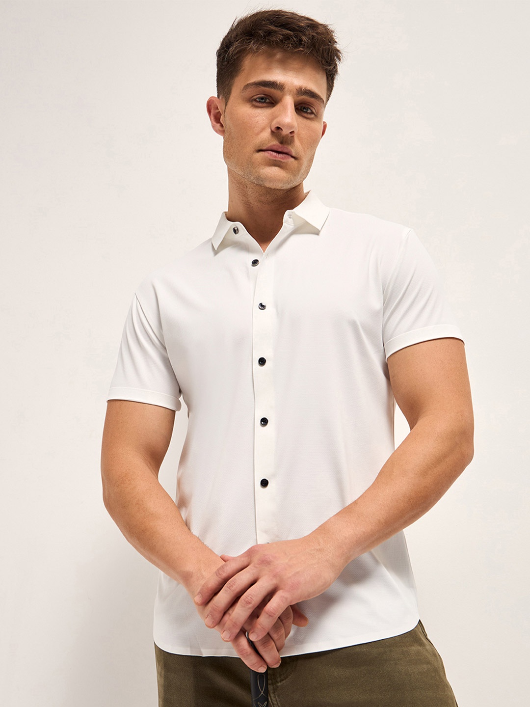 

THE BEAR HOUSE Men Spread Collar Solid Casual Shirt, White