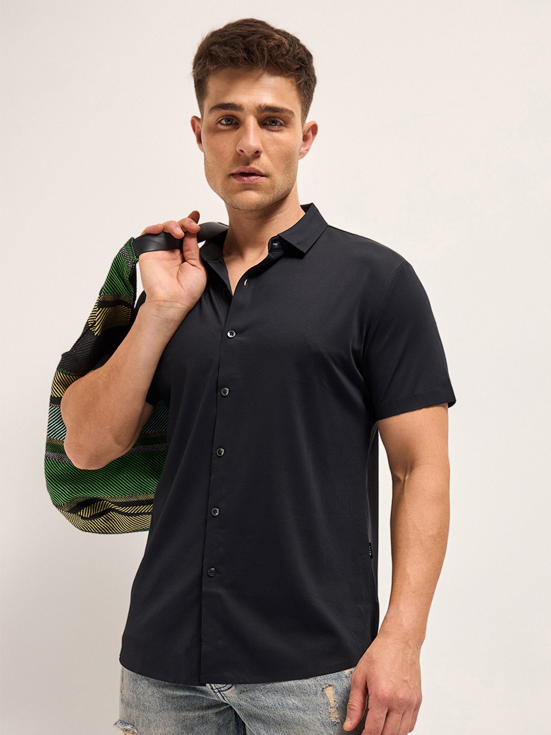 

THE BEAR HOUSE Men Spread Collar Solid Casual Shirt, Black