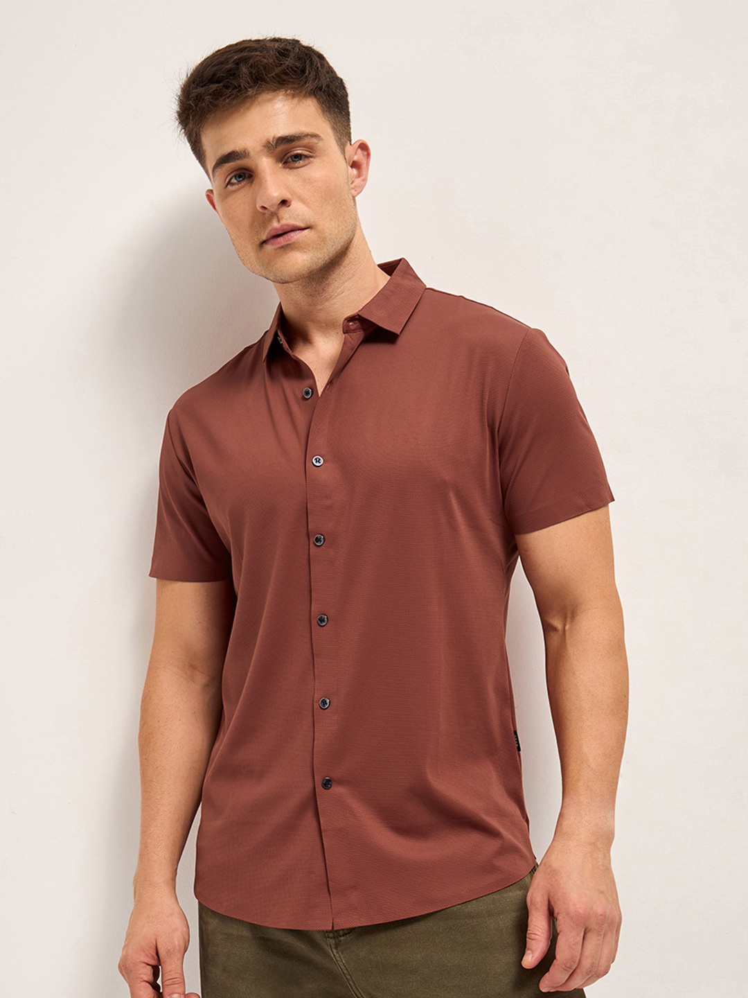 

THE BEAR HOUSE Men Spread Collar Solid Casual Shirt, Red