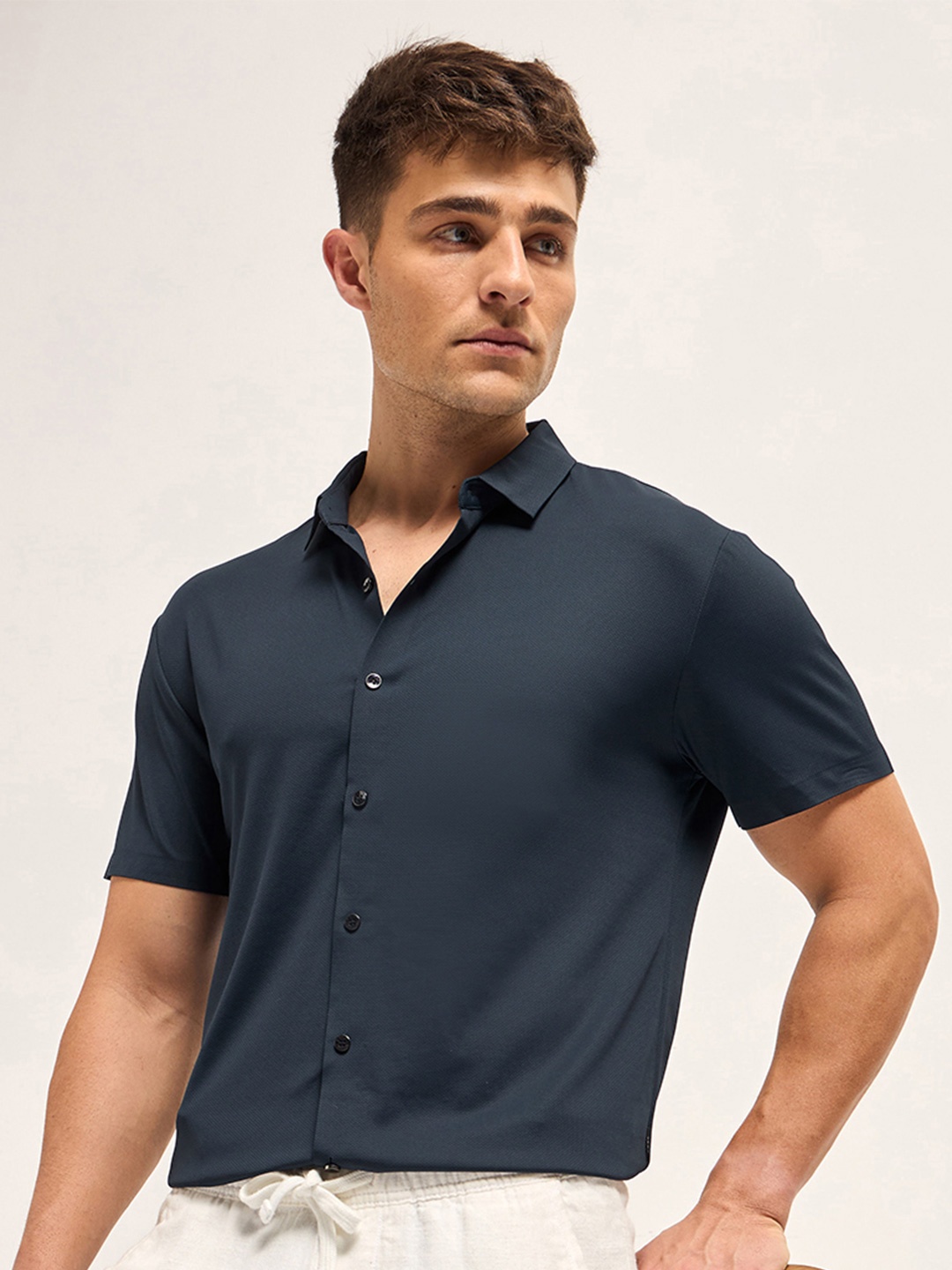

THE BEAR HOUSE Men Spread Collar Solid Slim Fit Casual Shirt, Navy blue