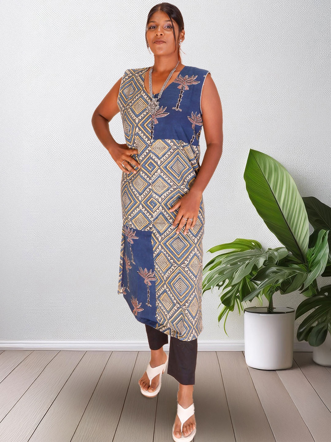 

Avishya Women Geometric Embroidered Keyhole Neck Thread Work Handloom Kurta, Blue
