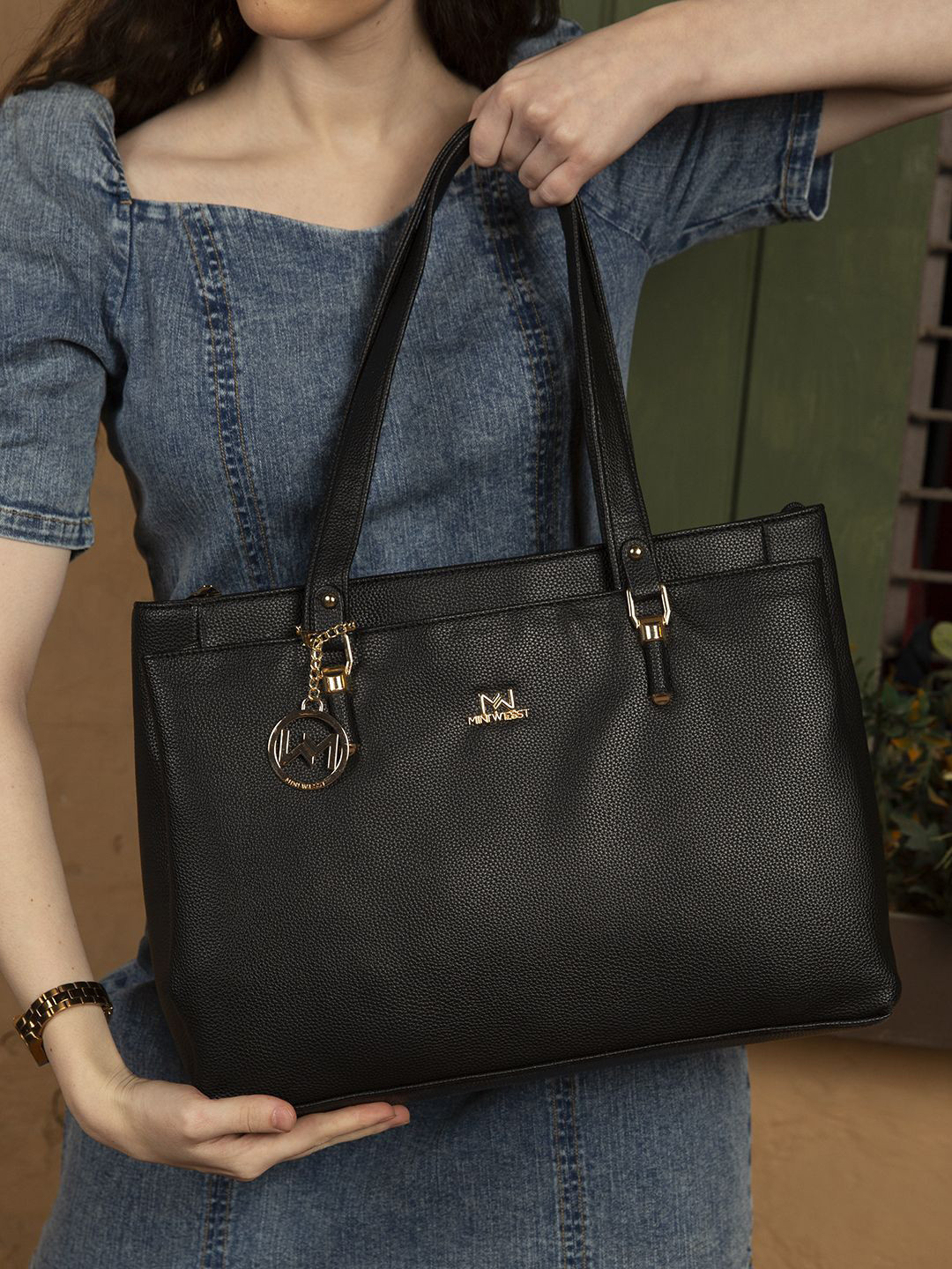 

MINI WESST Women Solid Structured Shoulder Bag, Black
