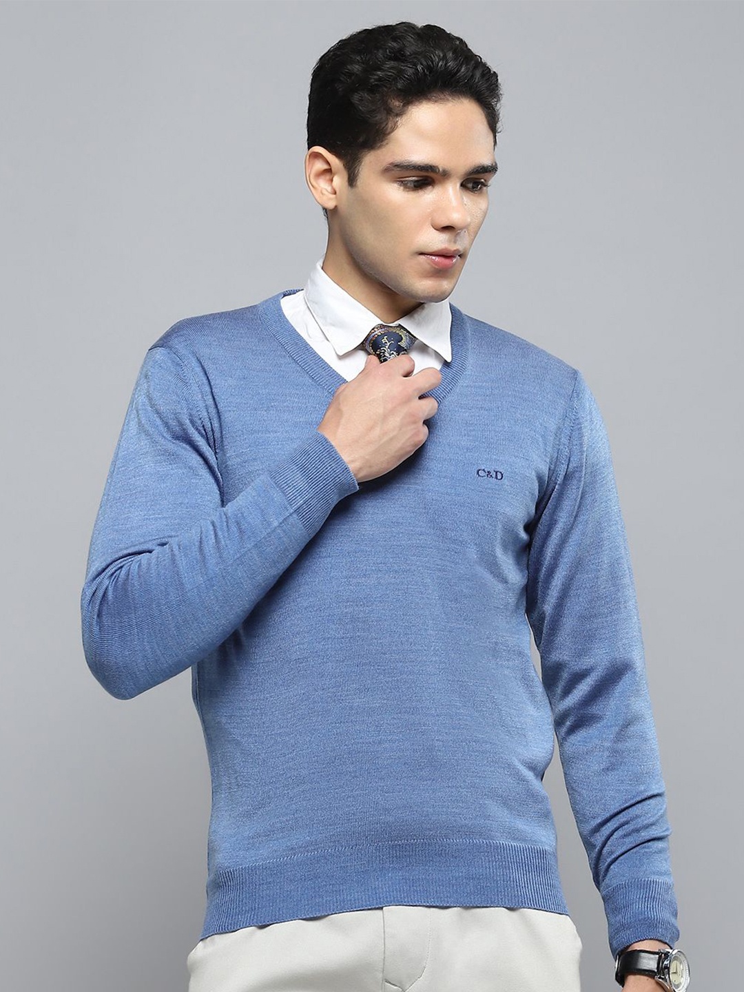 

Cloak & Decker Men Solid V Neck Woollen Pullover, Blue