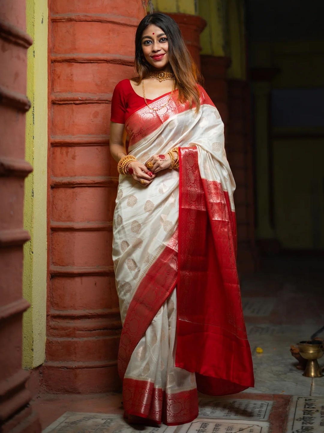 

KALINI Floral Zari Banarasi Saree, White