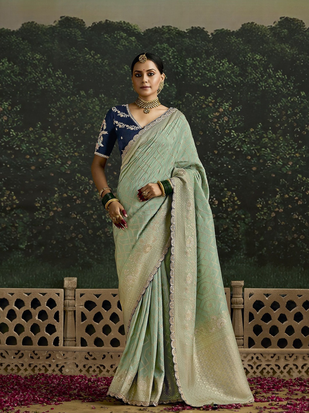 

MAHALASA Ethnic Motifs Woven Design Sequinned Pure Silk Banarasi Saree, Green