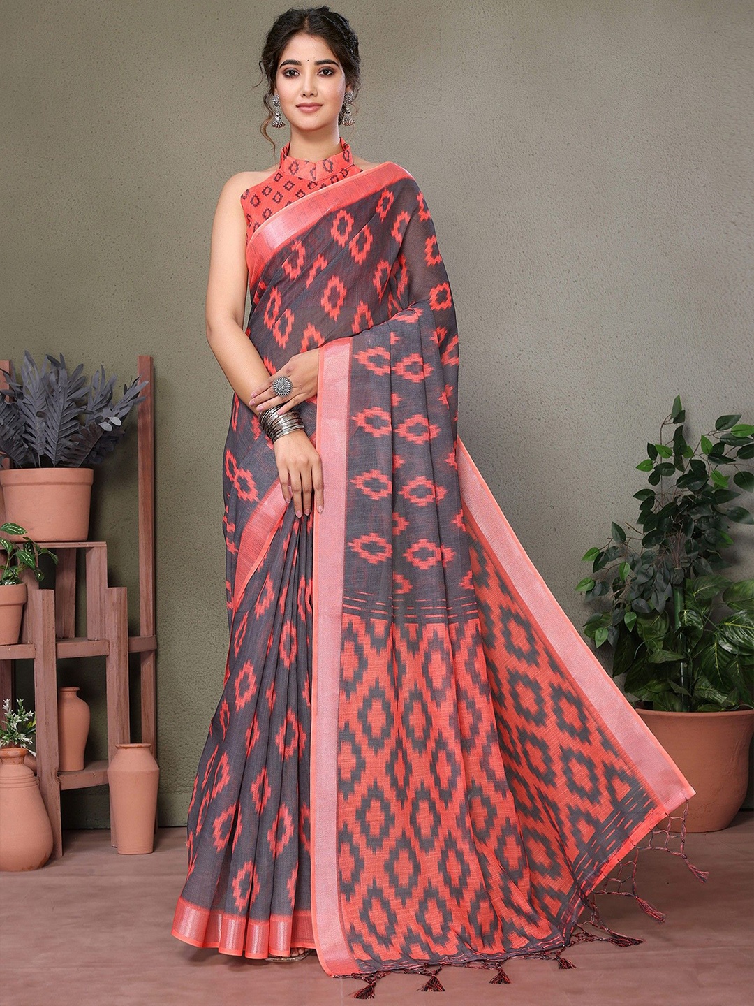 

KALINI Women Ethnic Motifs Saree With Blouse Piece, Grey