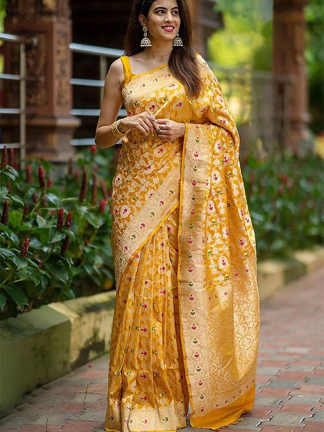 

BerMondsey Woven Design Zari Banarasi Saree, Yellow