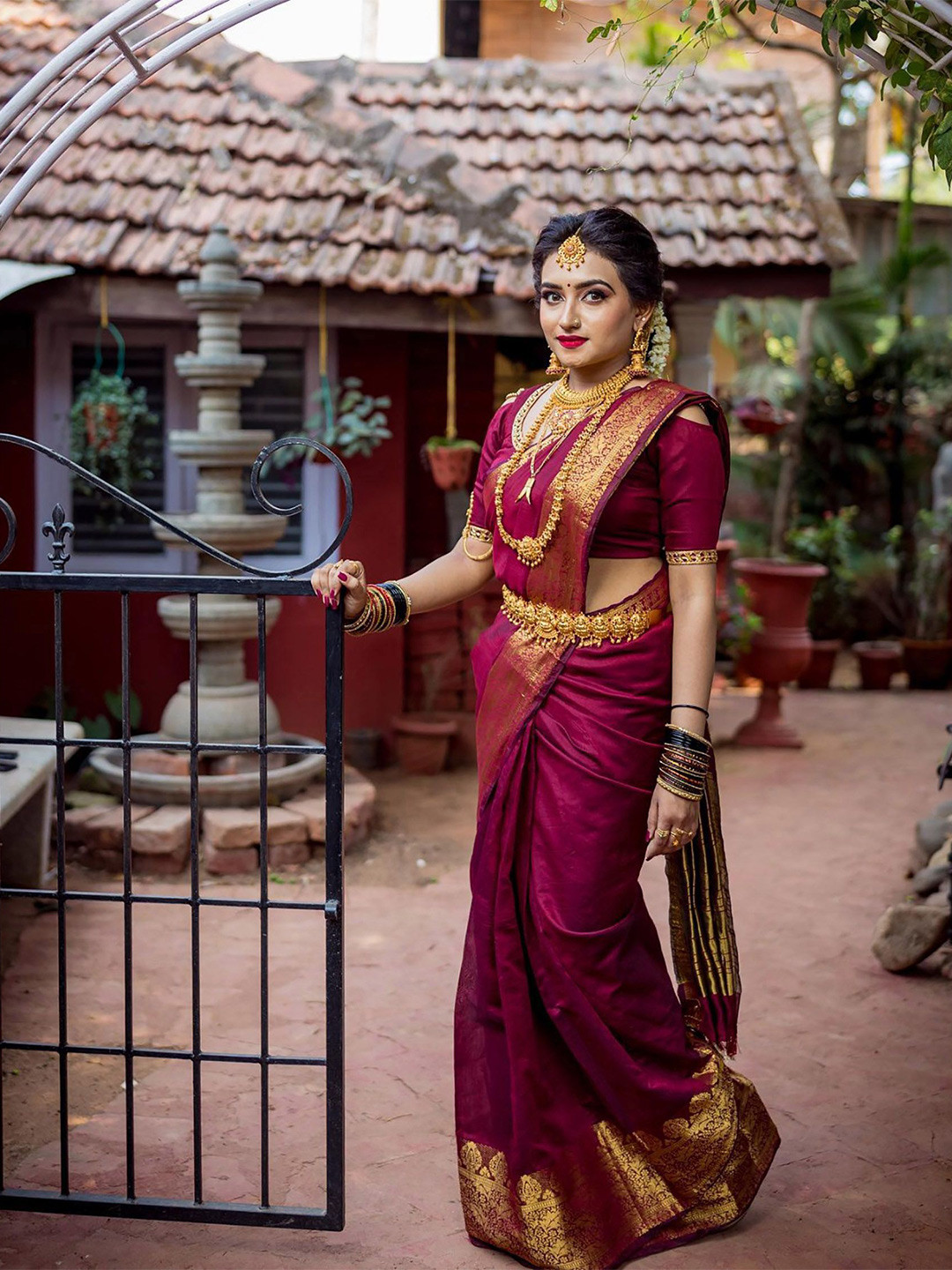 

BerMondsey Woven Design Zari Banarasi Saree, Maroon