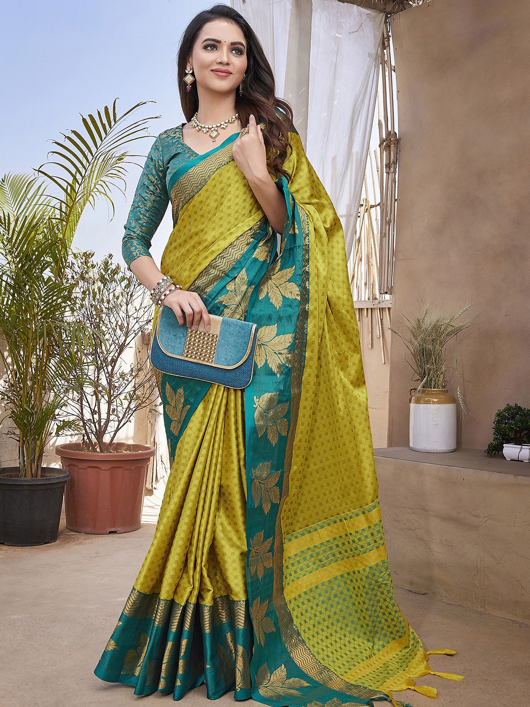 

BerMondsey Woven Design Zari Banarasi Saree, Yellow