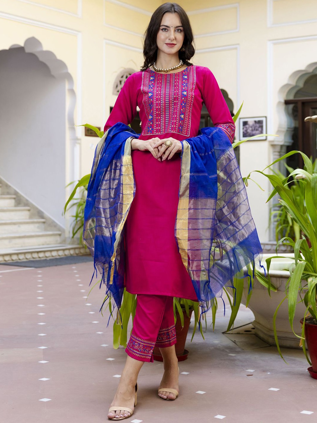 

VredeVogel Floral Printed Round Neck Regular Straight Kurta With Trouser With Dupatta, Pink