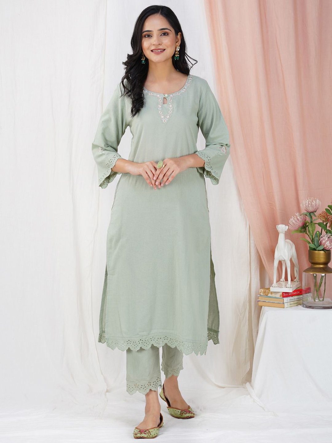 

zuri Keyhole Neck Three-Quarter Neck Regular Thread Work Pure Cotton Kurta, Green
