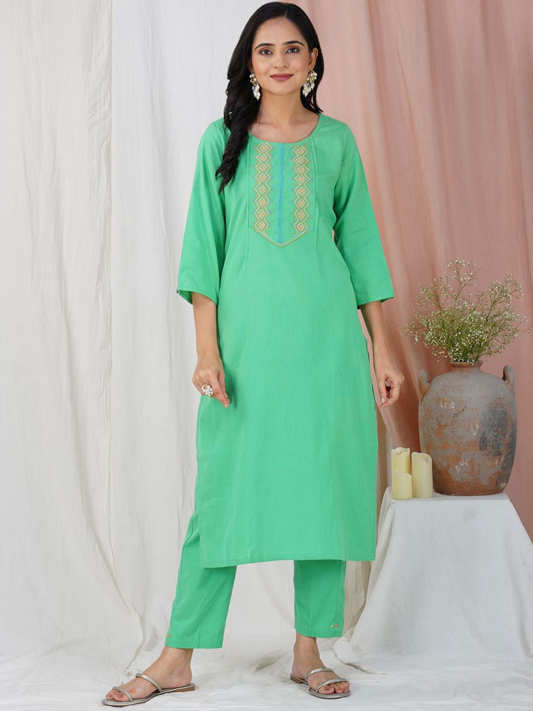 

zuri Chevron Embroidered Round Neck Three-Quarter Sleeves Regular Pure Cotton Kurta, Green