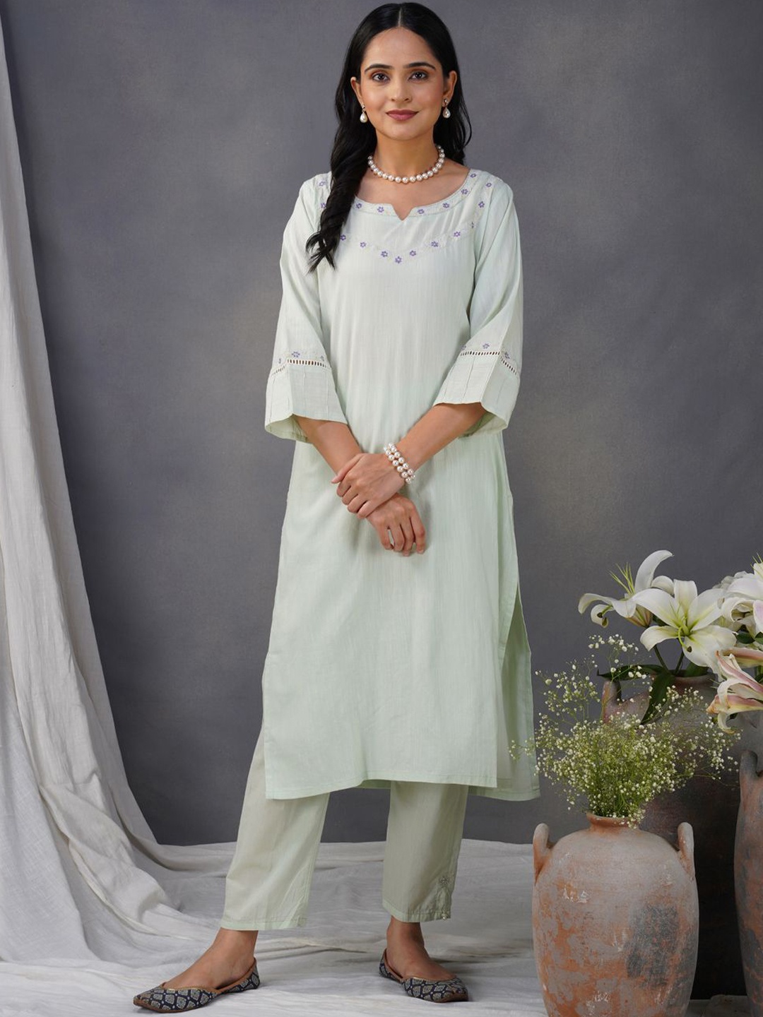 

zuri Floral Embroidered Round Neck Three-Quarter Sleeves Regular Pure Cotton Kurta, Green