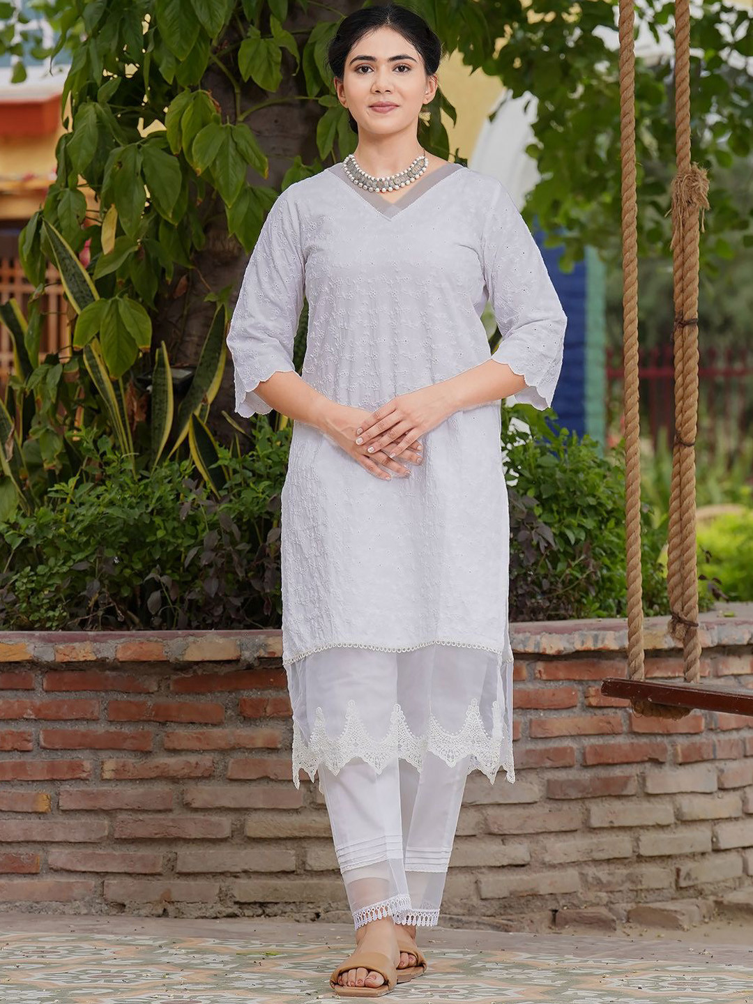 

zuri Floral Embroidered V-Neck Three-Quarter Sleeves Regular Pure Cotton Kurta, White