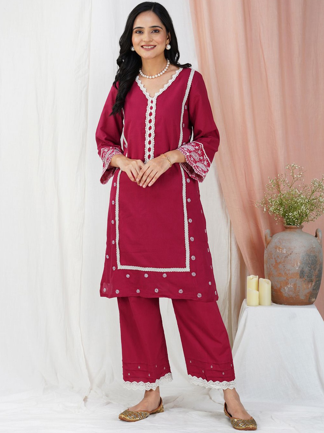 

zuri Floral Embroidered V-Neck Three-Quarter Sleeves Regular Pure Cotton Kurta, Red