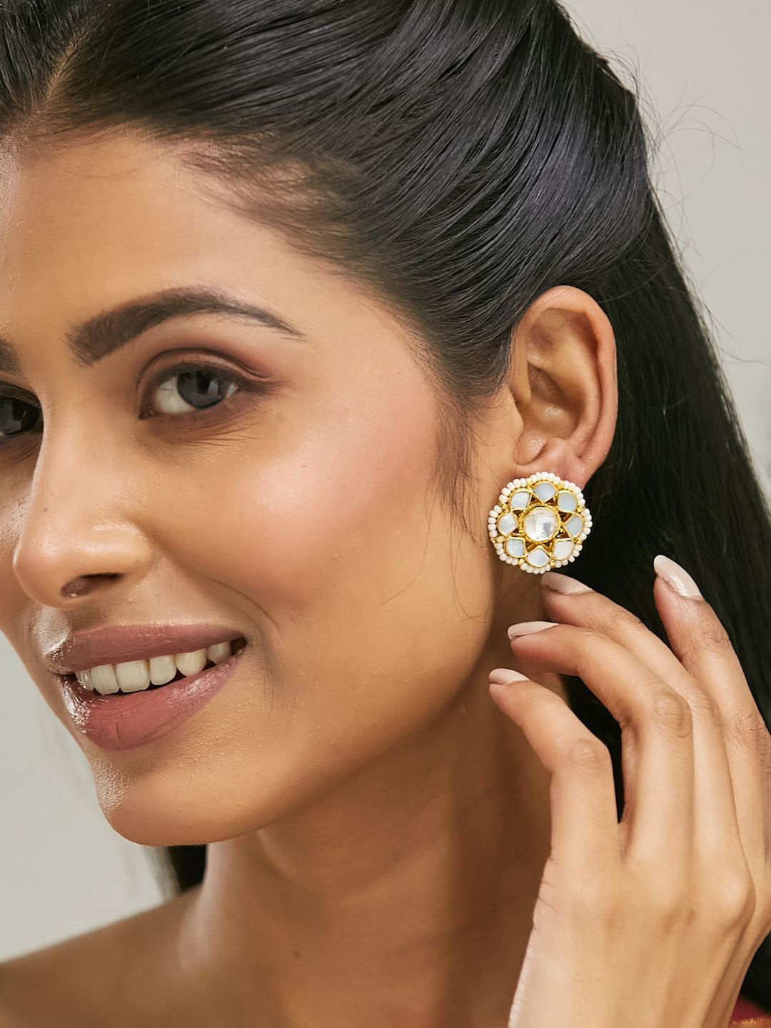 

Yinara Elegant Gold-Plated Kundan Studded & Pearls Beaded Floral Studs