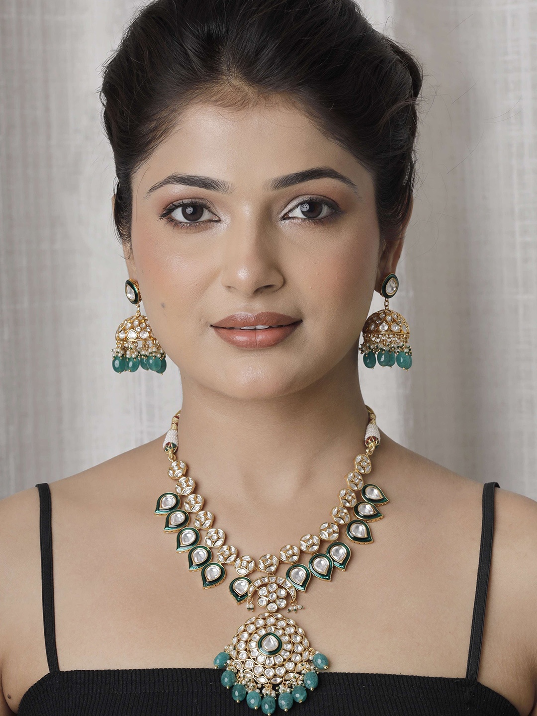

STYLE DECO Sneha Gold Plated Kundan Studded & Beaded Jewellery Set