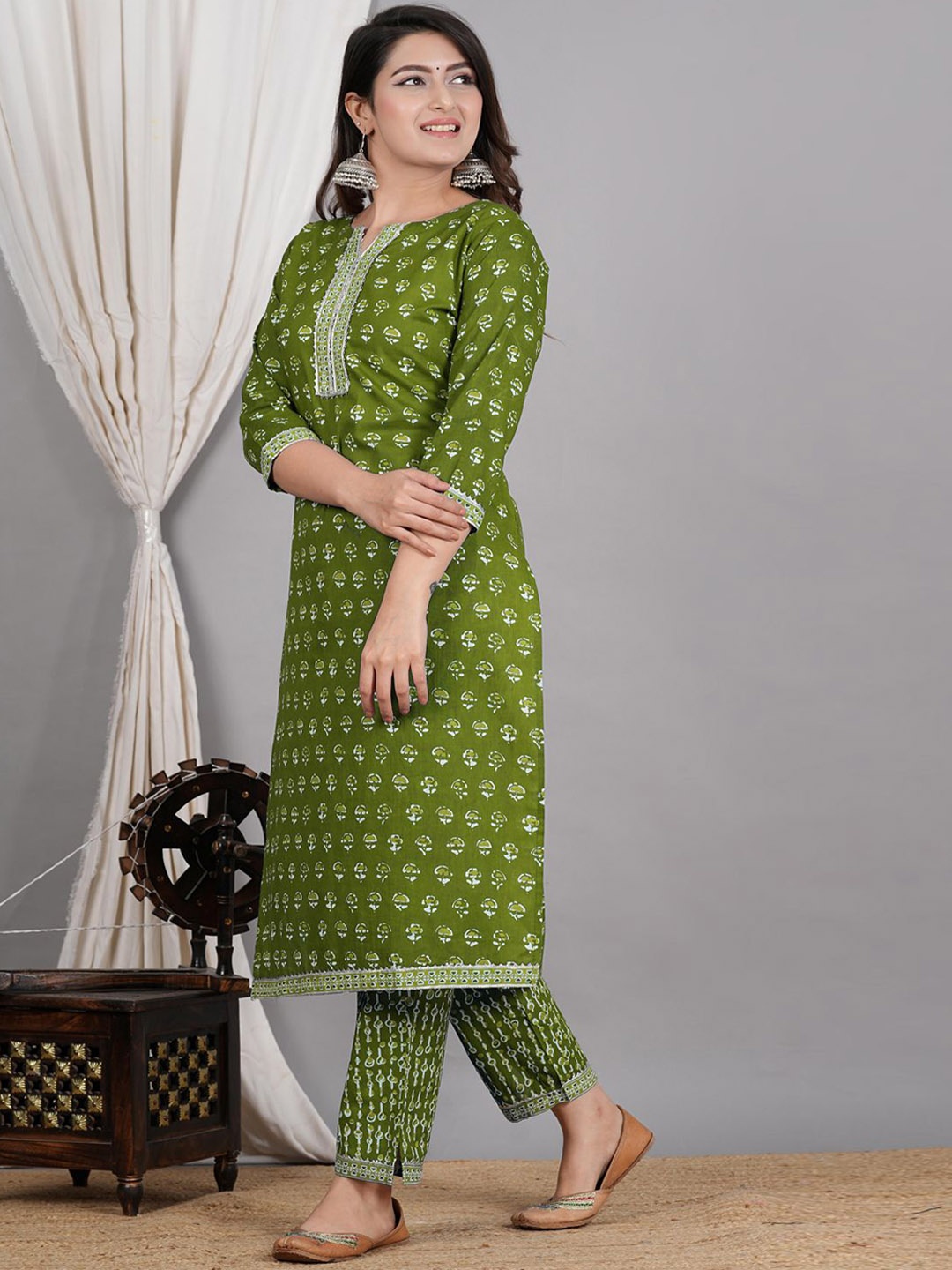 

ZOYOTO Floral Printed Round Neck Regular Pure Cotton Straight Kurta With Trouser, Green
