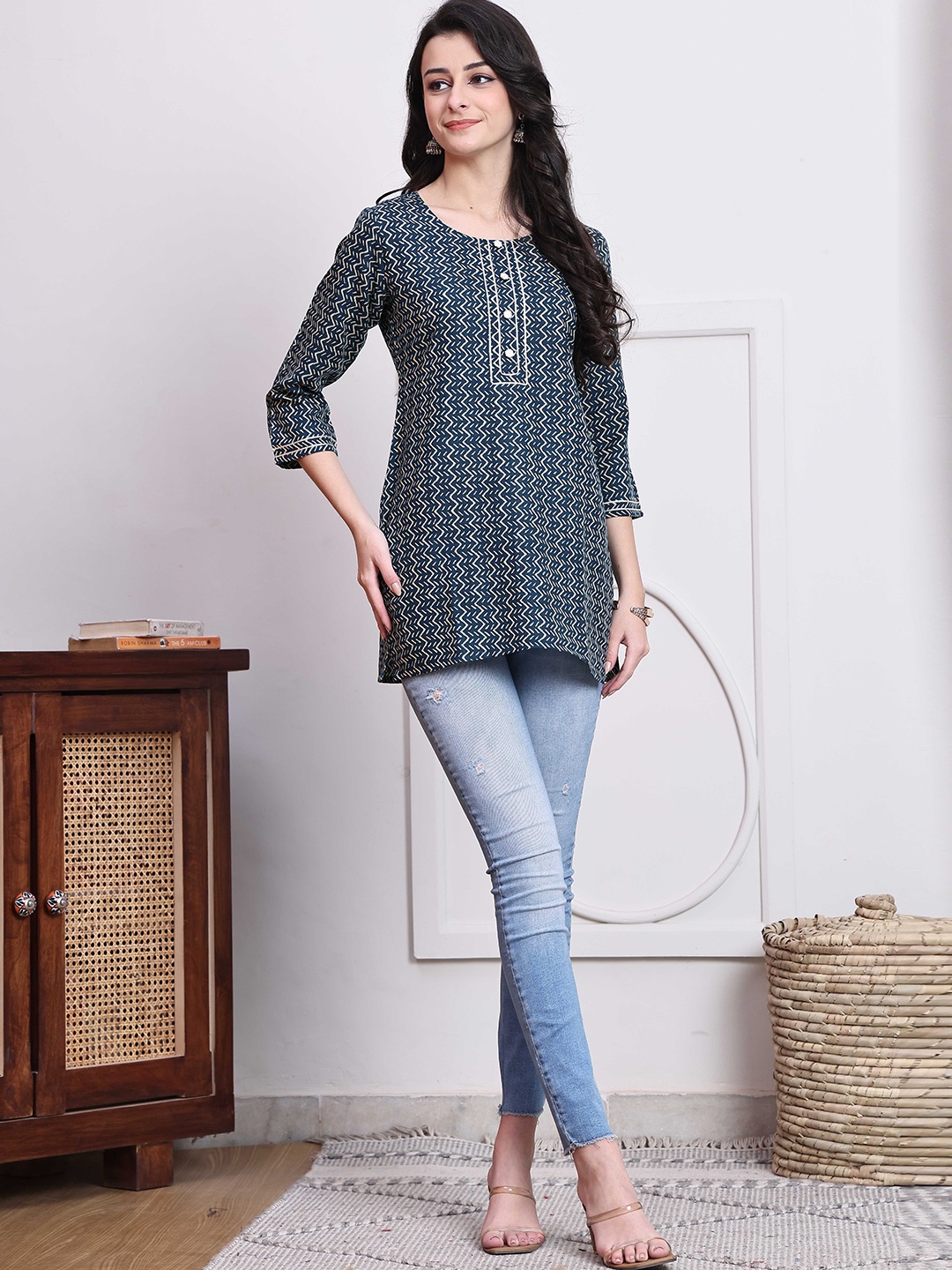 

Rajnandini Printed Round Neck Kurti, Teal