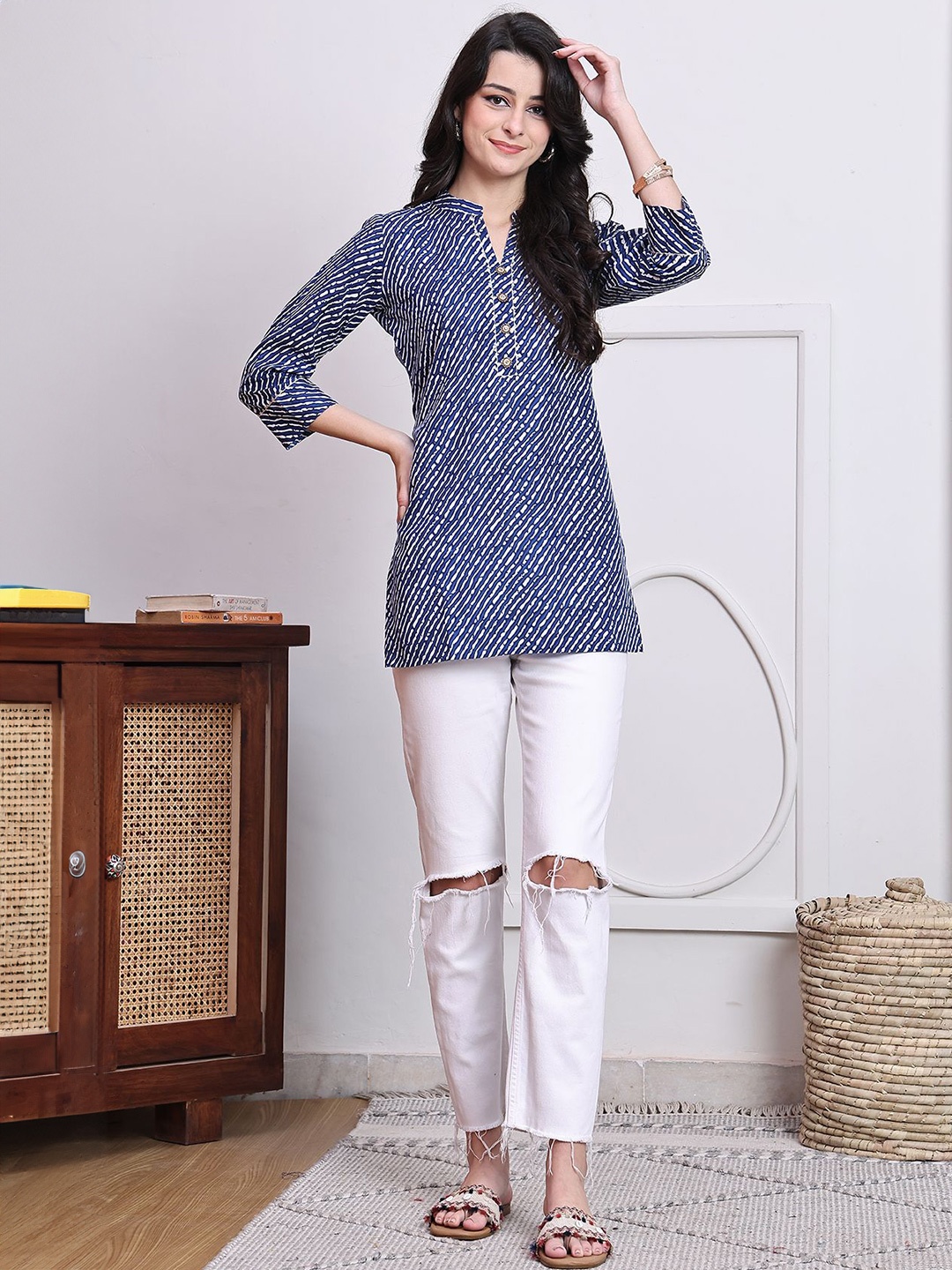 

Rajnandini Printed Mandarin Collar Kurti, Blue