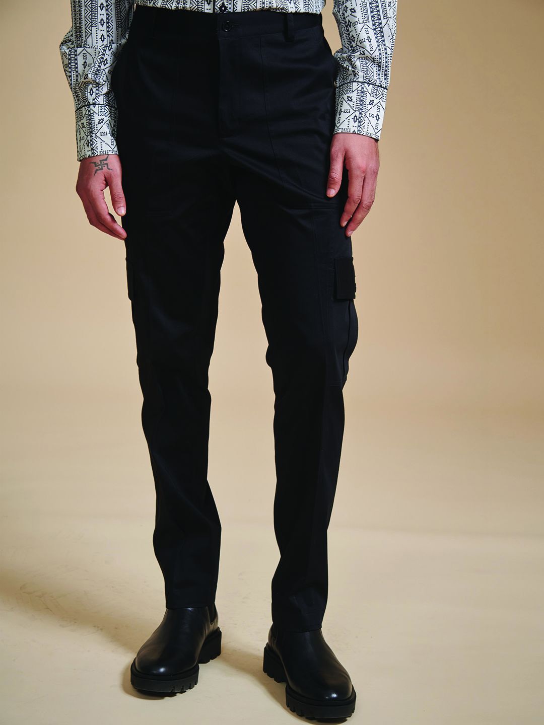 

RR Blue Men Cotton Relaxed Fit Trousers, Black