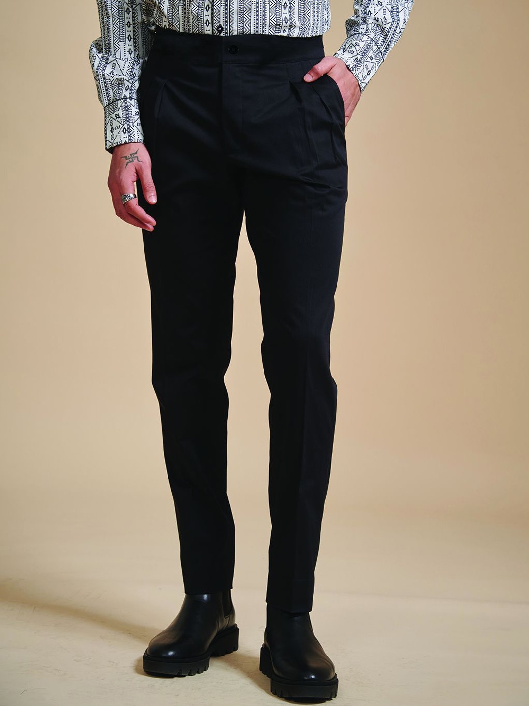 

RR Blue Men Relaxed Pleated Cotton Trousers, Black