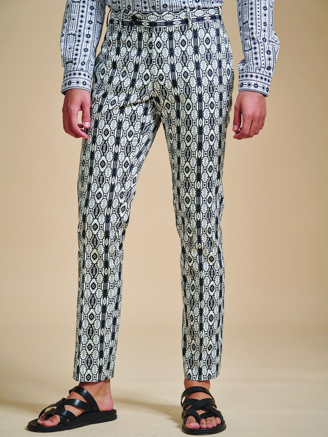 

RR Blue Men Printed Relaxed Cotton Trousers, Black