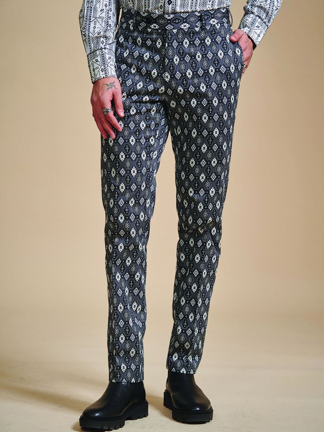 

RR Blue Men Printed Relaxed Mid-Rise Cotton Trousers, Black