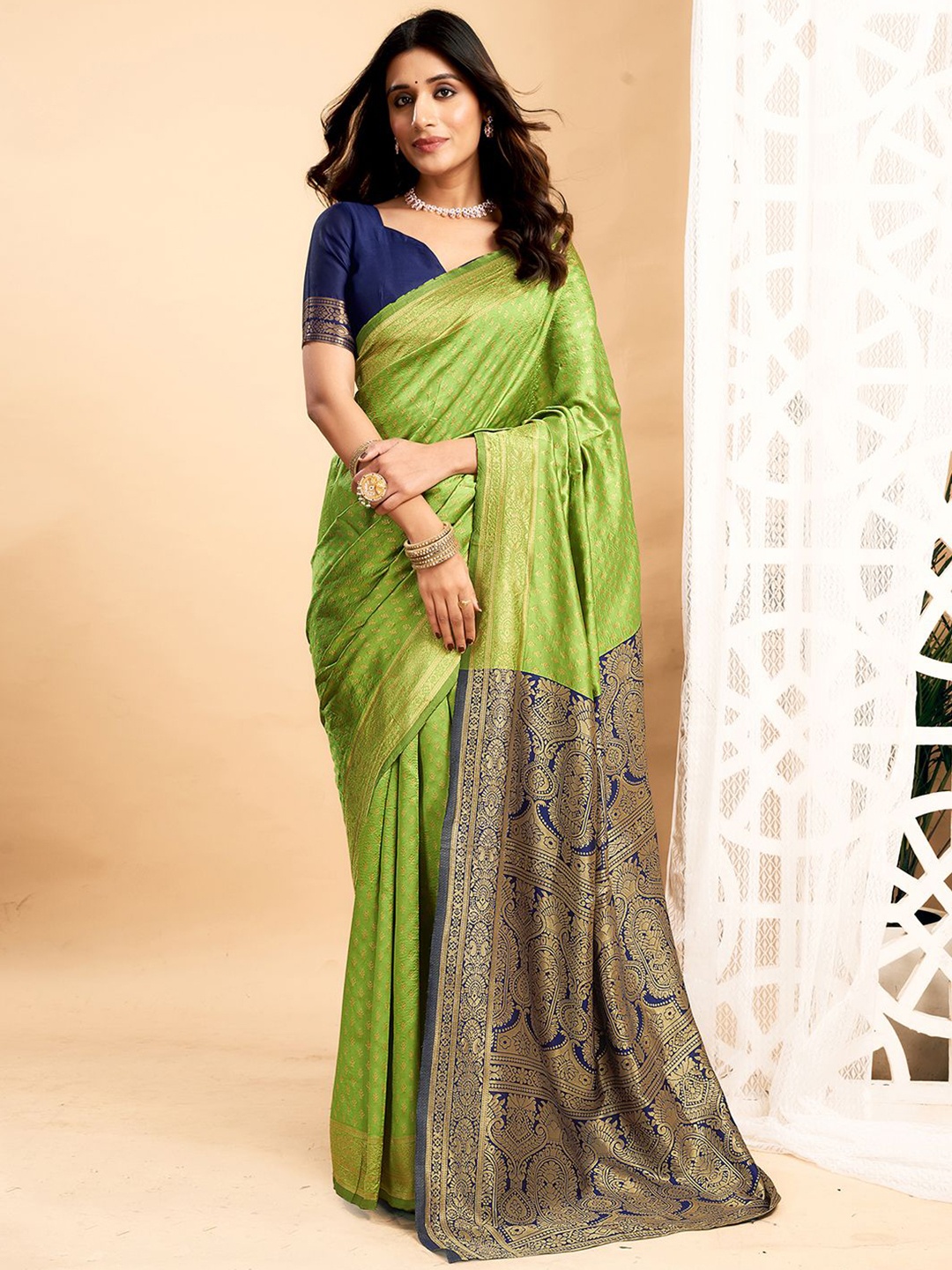 KALINI Woven Design Zari Banarasi Saree, Green