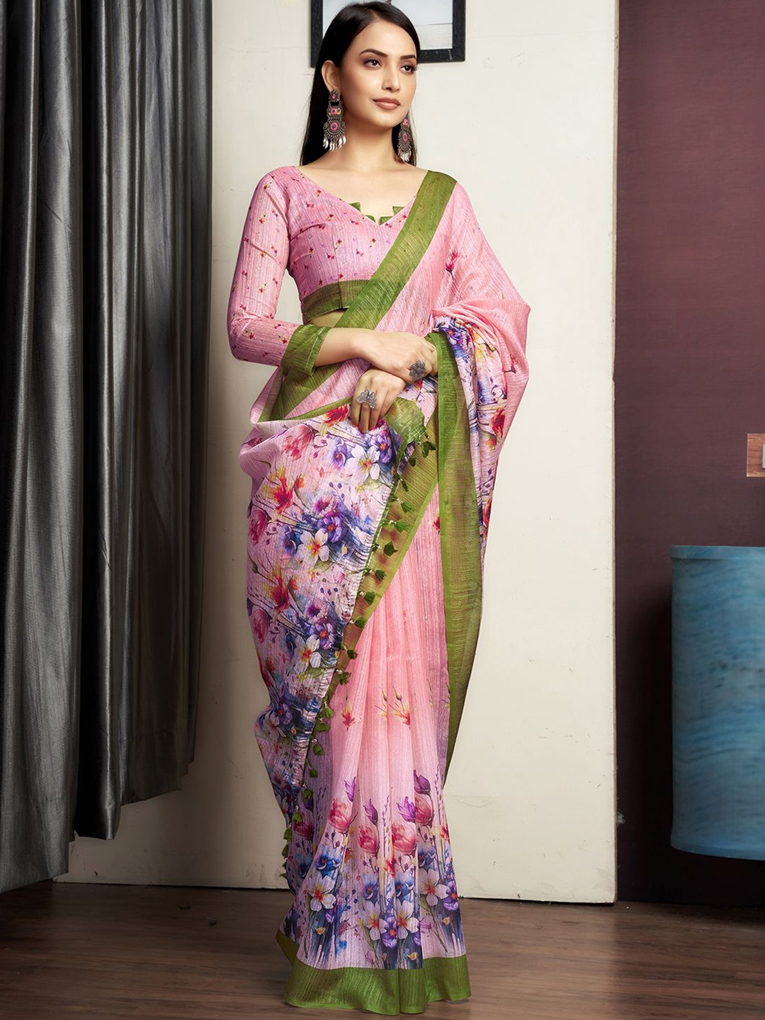 

KALINI Floral Printed Saree With Blouse Piece, Pink