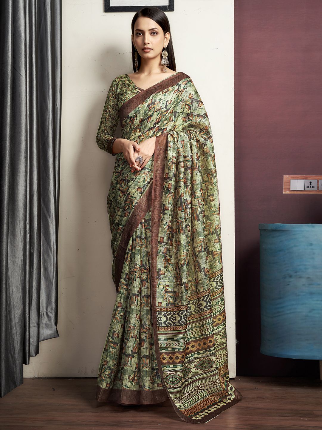 

KALINI Floral Printed Saree With Blouse Piece, Green