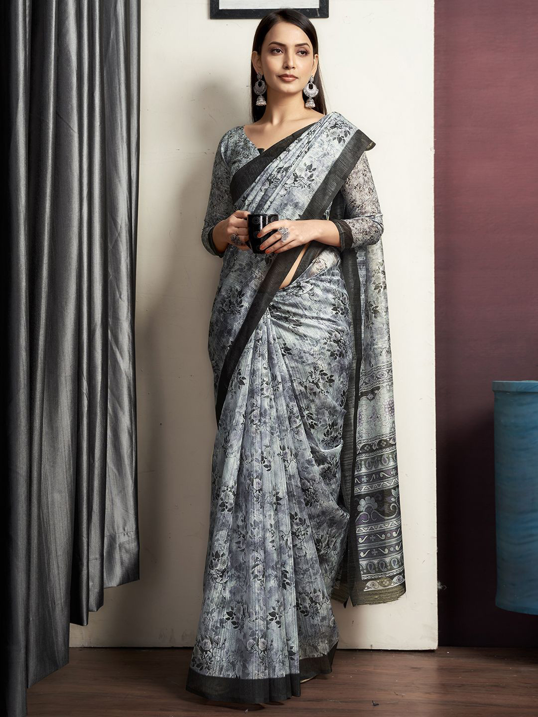 

KALINI Floral Printed Saree With Blouse Piece, Grey