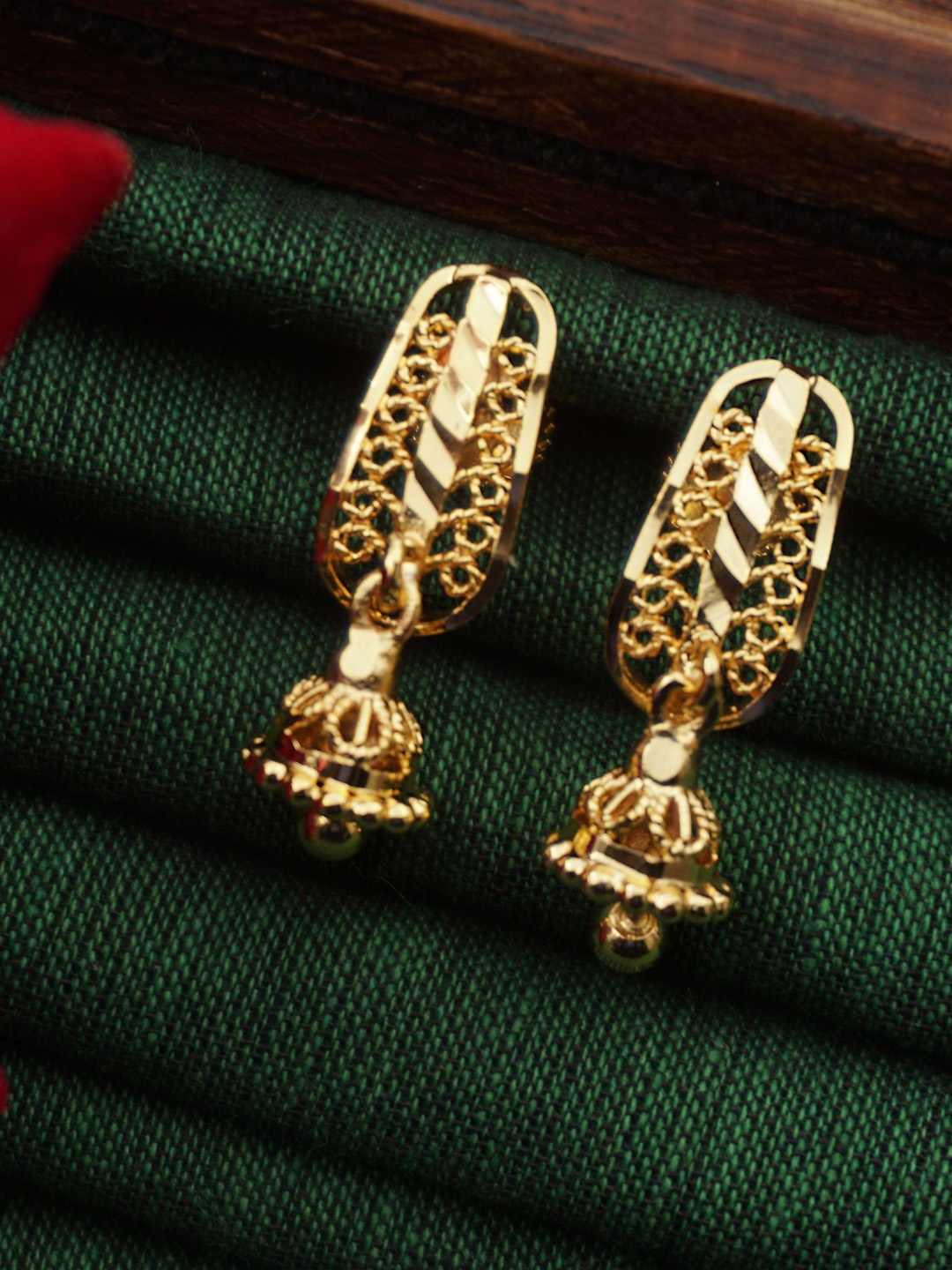 

PINAAKA DARINI 1 Gram Gold-Plated Contemporary Drop Earrings