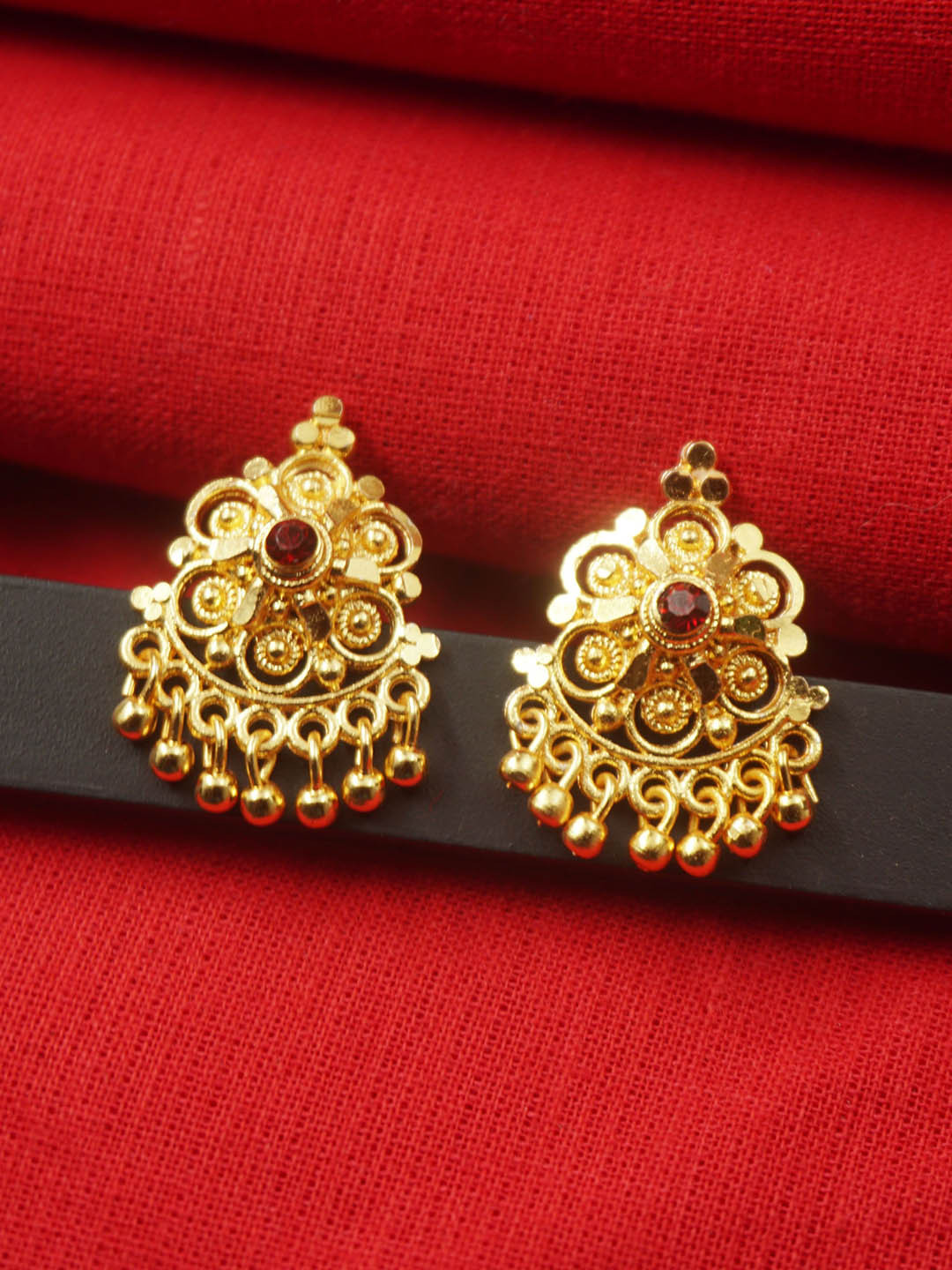 

PINAAKA DARINI Gold-Plated 1 Gram Floral Shaped Stone Studded Studs