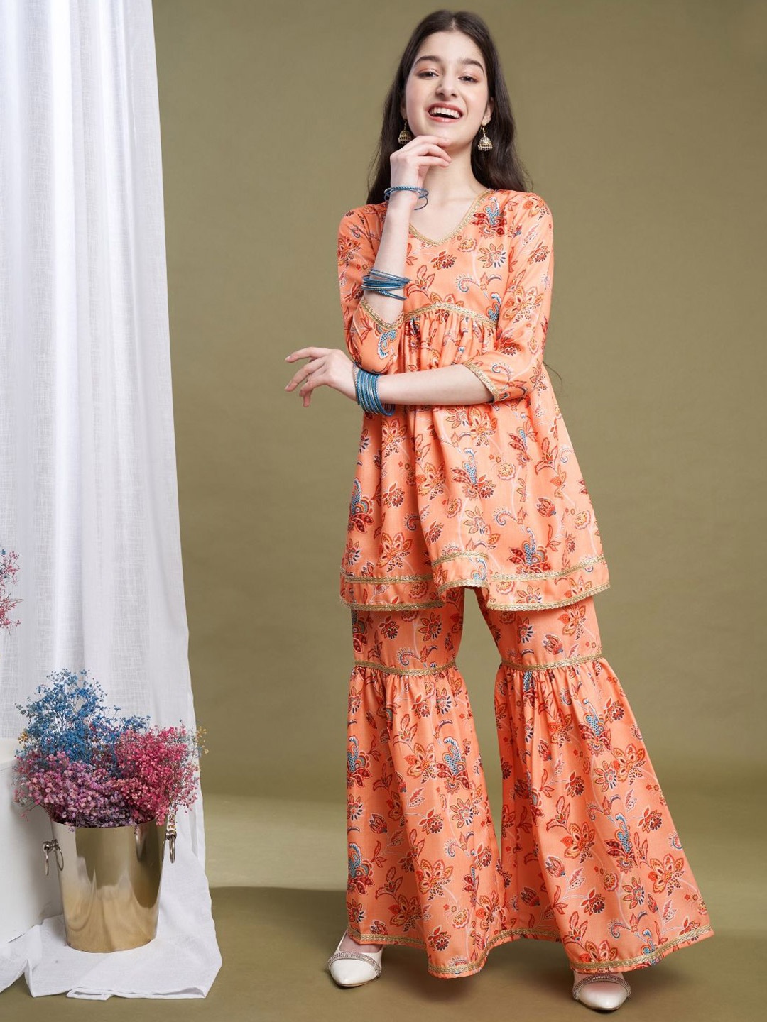 

CurlyTales Girls Floral Printed Kurta with Sharara Set, Orange
